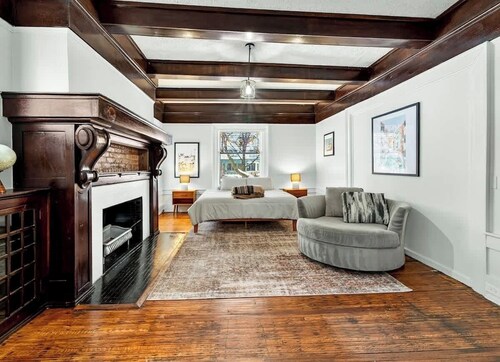 Historic East Ave! Ample space for Large groups