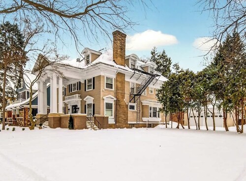 Historic East Ave! Ample space for Large groups
