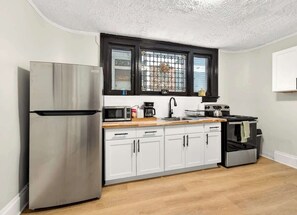 Réfrigérateur, four à micro-ondes, un four, surface de cuisson