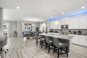 Coffee/tea maker, fridge, microwave, oven - 6 BD/ 5 BA/ Storey Lake (4704 SH) (Kissimmee)
