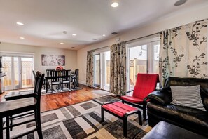 Living area - Furnished Apartment 2bd-2ba Special 4800 / Month in Santa Monica Like a House (Santa Monica)
