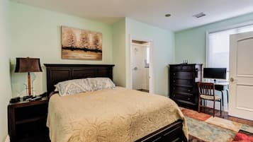 2 bedrooms, iron/ironing board, internet