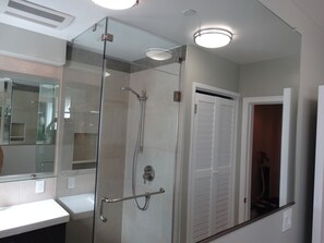 Shower, hair dryer, towels, toilet paper - Furnished Apartment 2bd-2ba Special 4800 / Month in Santa Monica Like a House (Santa Monica)