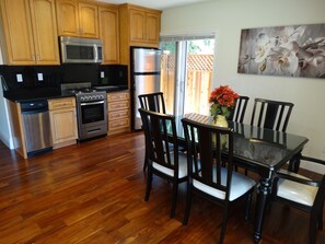 Private kitchen - Furnished Apartment 2bd-2ba Special 4800 / Month in Santa Monica Like a House (Santa Monica)