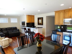 Interior - Furnished Apartment 2bd-2ba Special 4800 / Month in Santa Monica Like a House (Santa Monica)