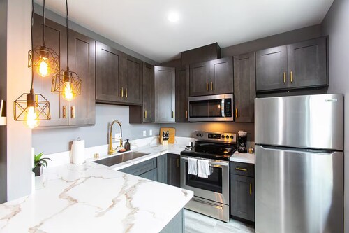 Stylish King Suite Steps to Dining & Parks