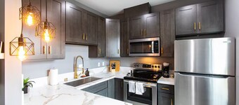 Stylish King Suite Steps to Dining & Parks