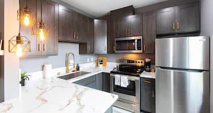 Stylish King Suite Steps to Dining & Parks