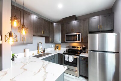 Stylish King Suite Steps to Dining & Parks