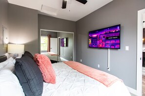 1 bedroom, iron/ironing board, WiFi - Stylish King Suite Steps to Dining & Parks (San Diego)