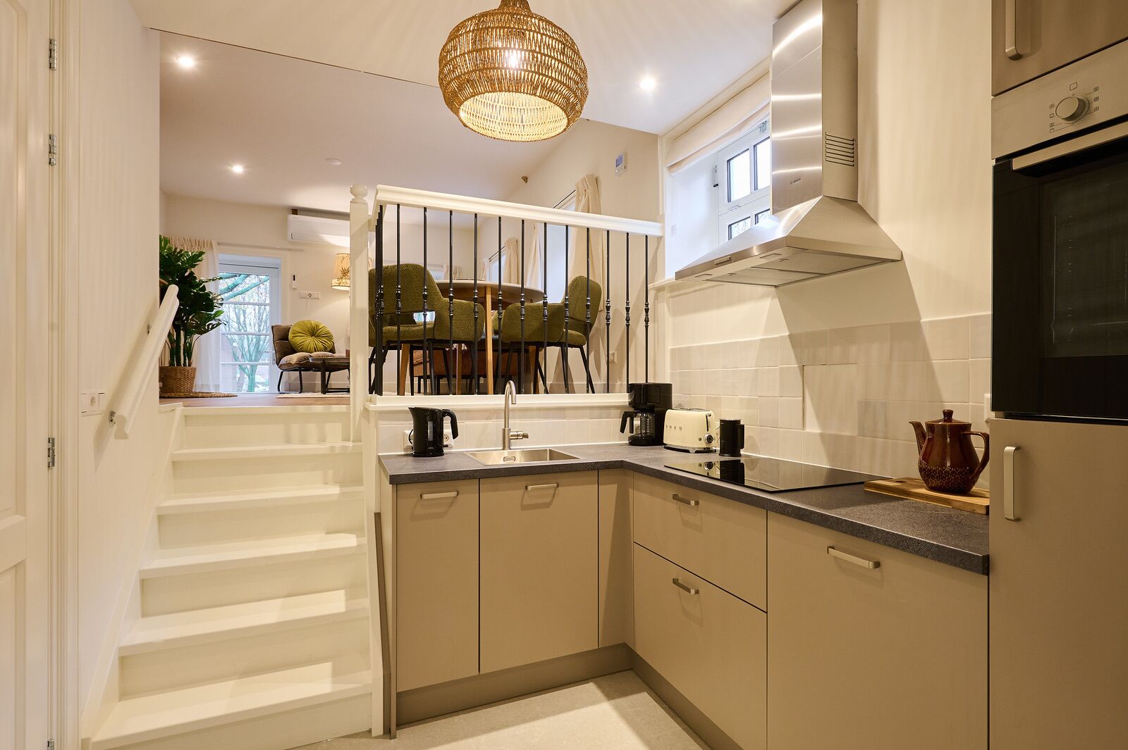 Jääkaappi, uuni, liesi, astianpesukone