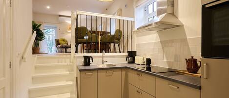 Fridge, oven, stovetop, dishwasher