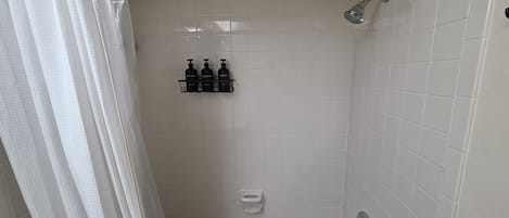 Toallas, jabón, papel de baño
