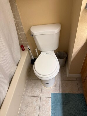 Toallas, jabón, papel de baño 