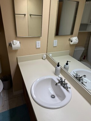 Toallas, jabón, papel de baño 