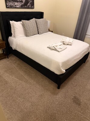 2 bedrooms, WiFi, bed sheets - Modern Townhome, Near USF & Busch Gardens (Tampa)