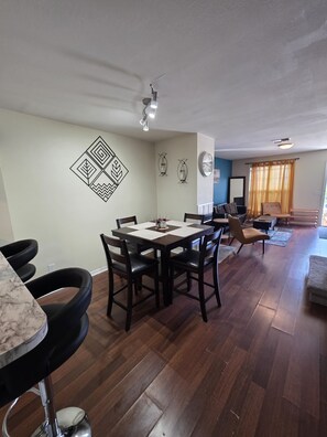 Dining - Modern Townhome, Near USF & Busch Gardens (Tampa)