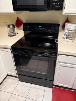 Private kitchen - Modern Townhome, Near USF & Busch Gardens (Tampa)