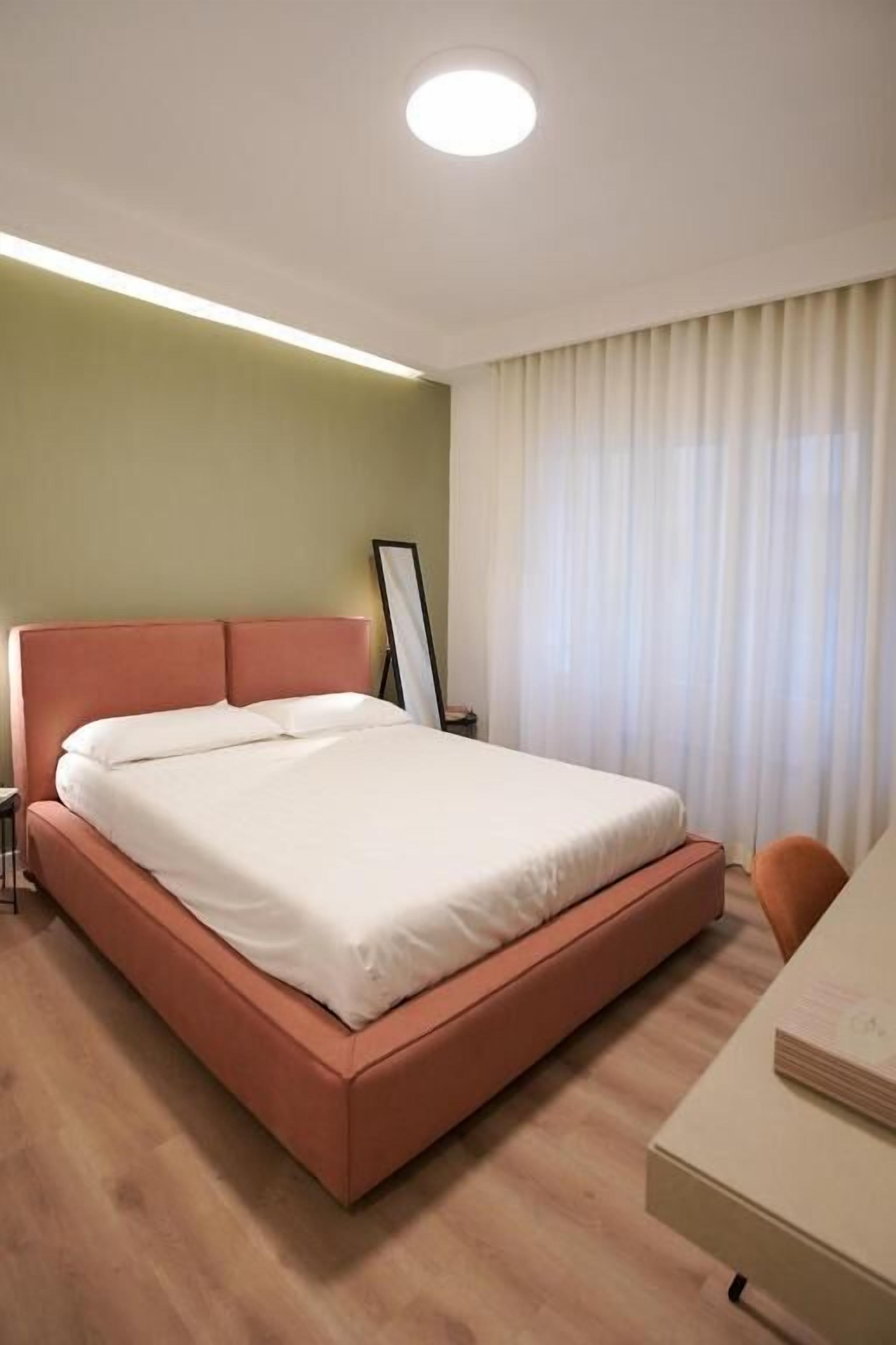 Quarto casal básico, para não fumantes, banheiro privativo | Cofres nos quartos, cortinas blackout, Wi-Fi de cortesia