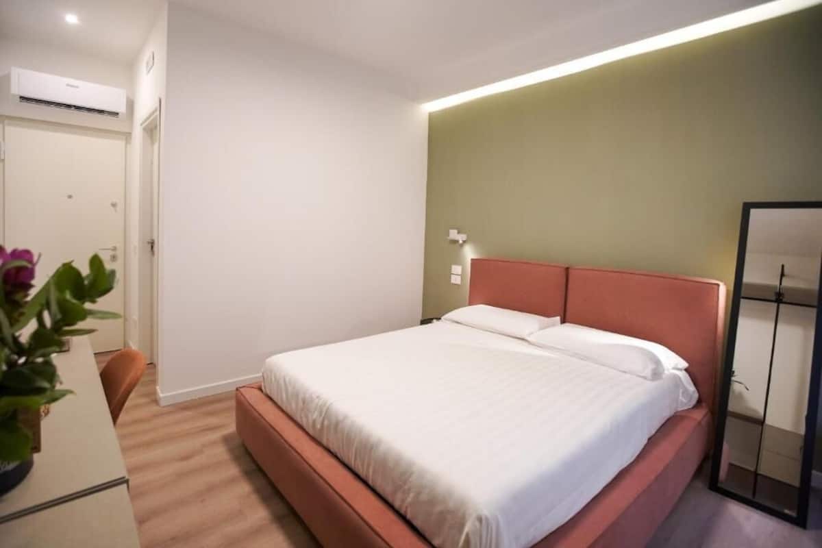 Basic Double Room, Non Smoking, Private Bathroom | Peti besi dalam bilik, langsir/tirai gelap terus, Wi-fi percuma