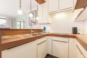 Fridge, microwave, stovetop, electric kettle - 1 bedroom accommodation in Sint Idesbald (Sint Idesbald)
