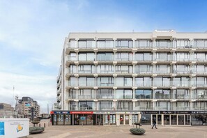 Ein mehrstöckiges Hotel mit moderner Fassade, das Balkone und große Fenster bietet.