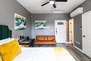 1 bedroom, iron/ironing board, WiFi, bed sheets - Chic Studio – Steps to Dining, Wi-Fi & A/C (San Diego)