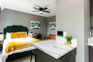 1 bedroom, iron/ironing board, WiFi, bed sheets - Chic Studio – Steps to Dining, Wi-Fi & A/C (San Diego)