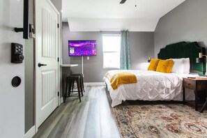1 bedroom, iron/ironing board, WiFi, bed sheets - Chic Studio – Steps to Dining, Wi-Fi & A/C (San Diego)
