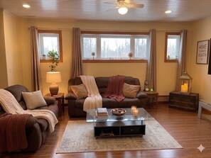 Smart TV, ping pong, books - Private 34 acre Retreat wt Farmhouse | Hottub | Bunkie | Trails (Kawartha Lakes)