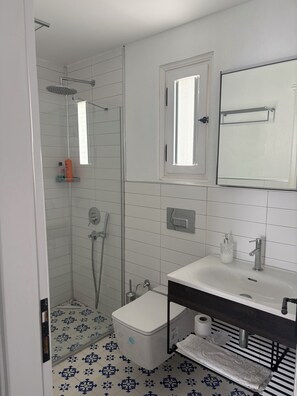 Suihku, pyyhkeet, sampoo, vessapaperi