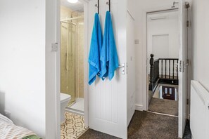 Hair dryer, towels - Spacious Home with 4 En-Suites (Warrington)