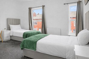4 bedrooms, iron/ironing board, free WiFi, bed sheets - Spacious Home with 4 En-Suites (Warrington)