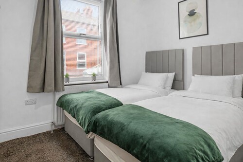 Spacious Home, Ideal for Contractors, Sleeps 9!