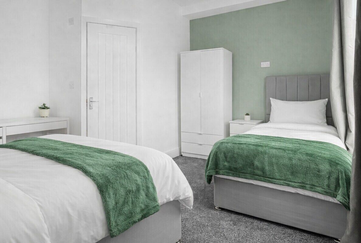 4 bedrooms, iron/ironing board, WiFi, bed sheets