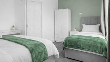 4 bedrooms, iron/ironing board, WiFi, bed sheets