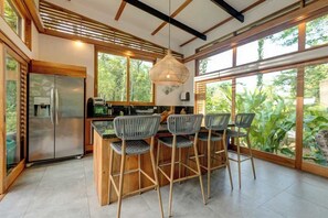 Refrigerador, microondas, horno, placa de cocina