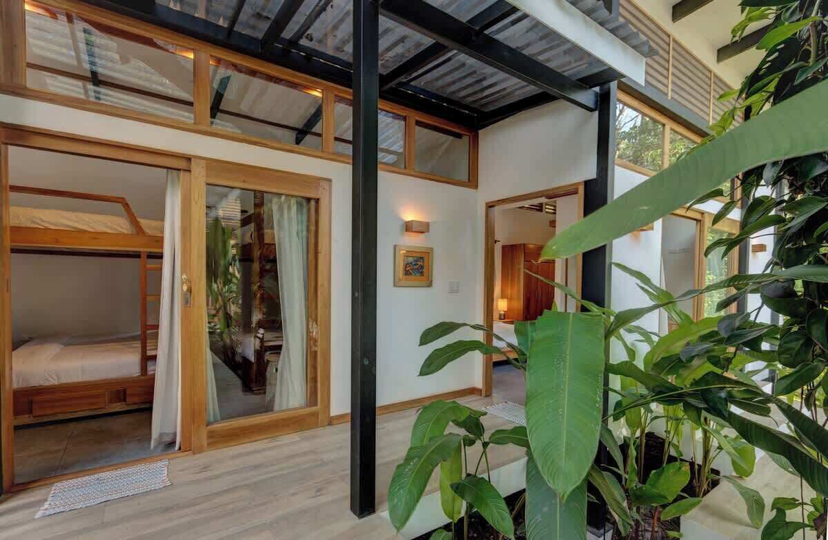 6 bedrooms, desk, travel crib, WiFi