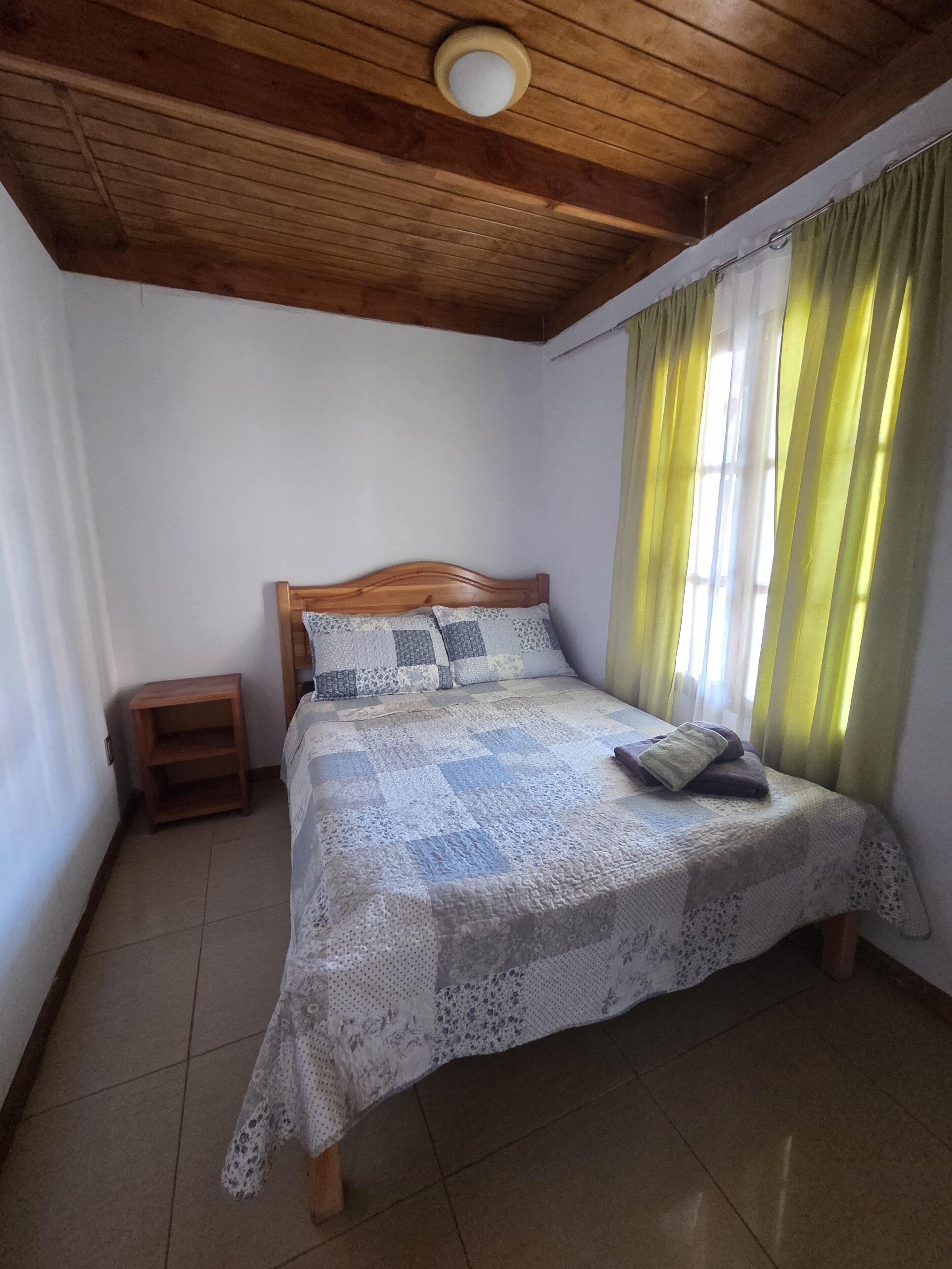 Cabaña, vista al patio | Espacio para trabajar con laptop y wifi gratis 