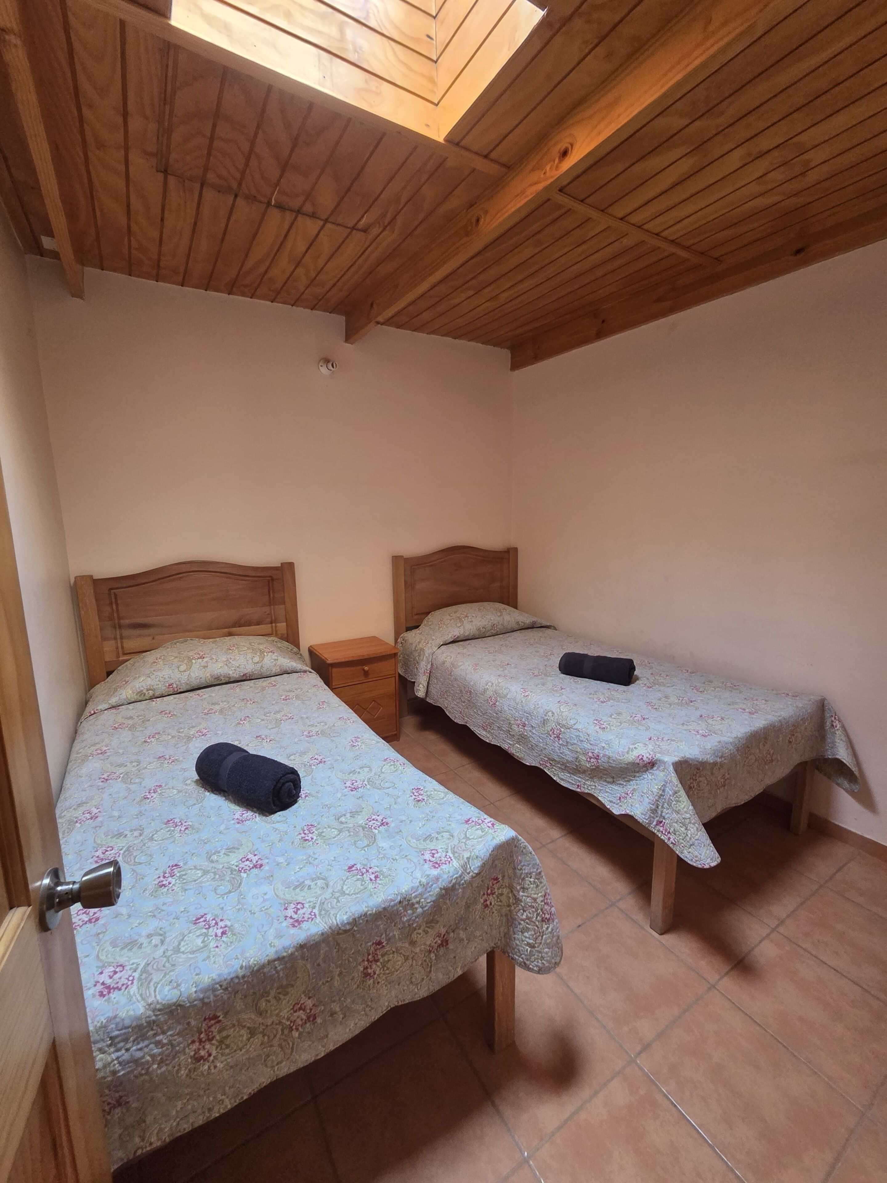 Cabaña, vista al patio | Espacio para trabajar con laptop y wifi gratis 