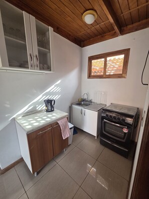 Cabaña, vista al patio | Cocina privada | Frigobar, microondas y utensilios de cocina 