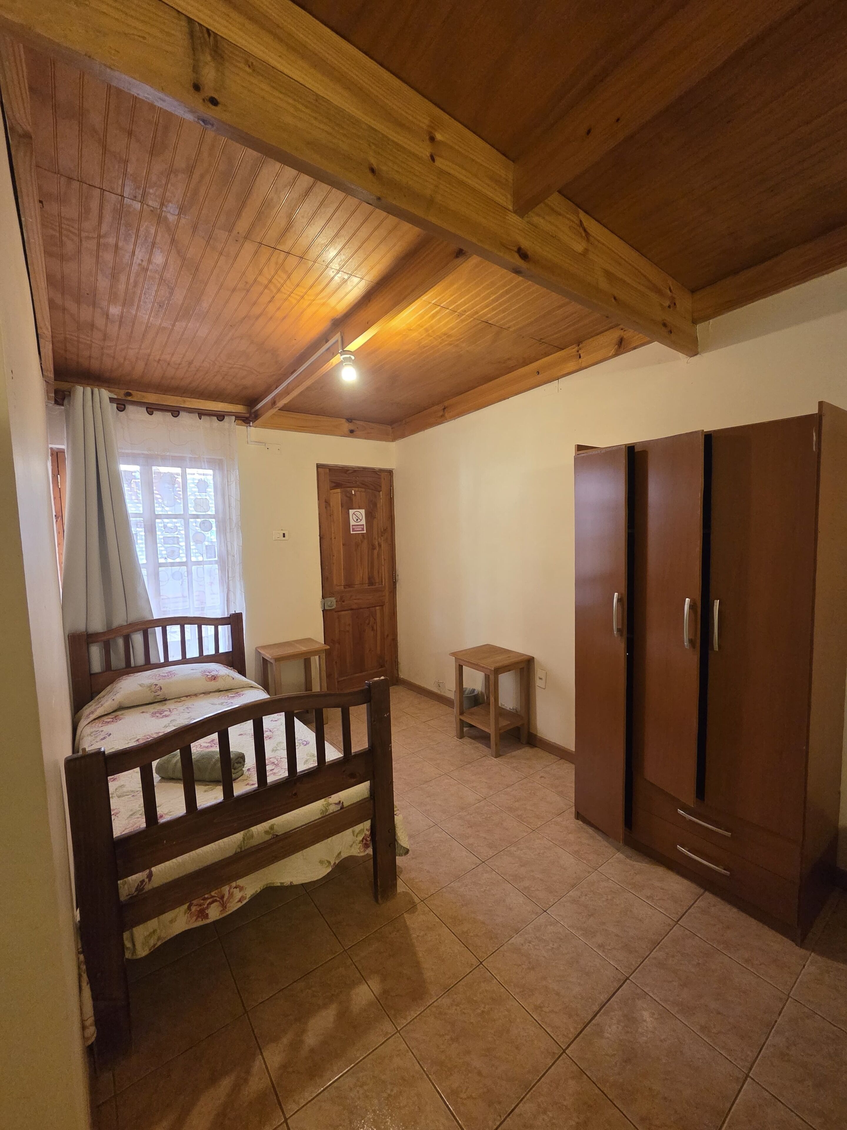 Habitación cuádruple, vista al patio | Espacio para trabajar con laptop y wifi gratis 