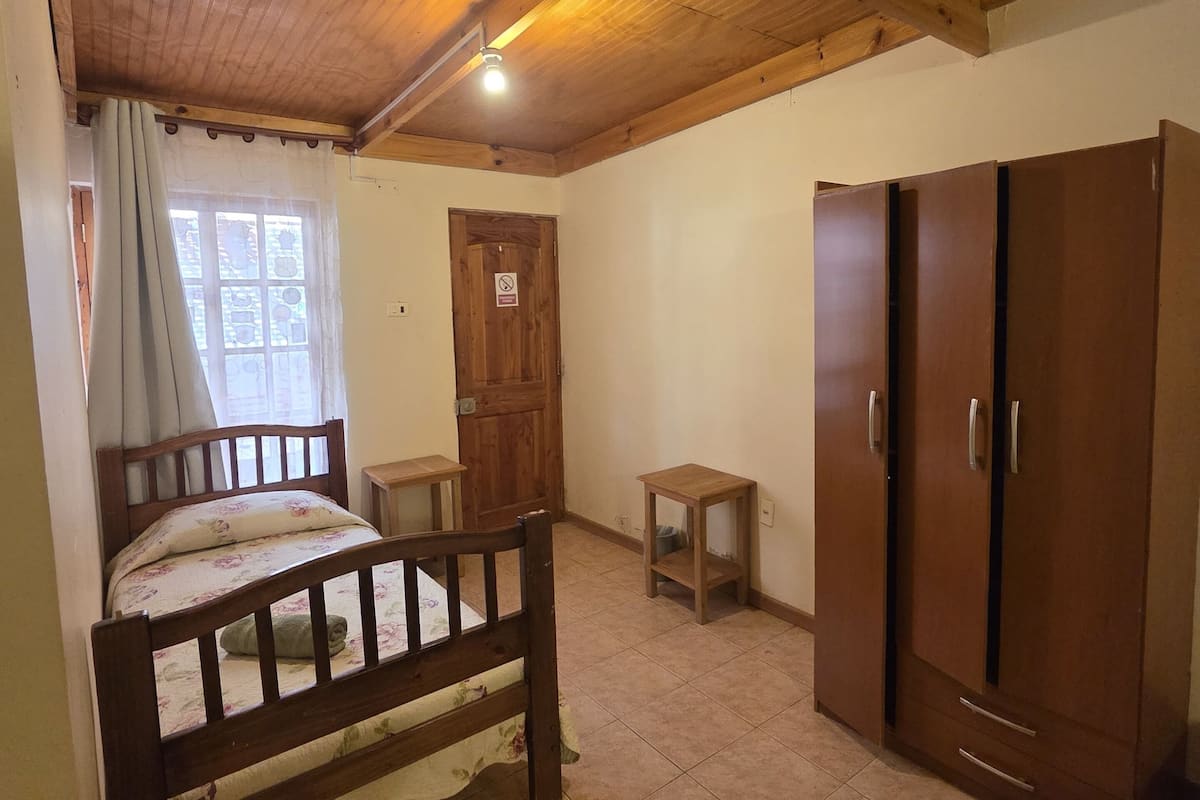 Kamar Quadruple, pemandangan halaman | Meja kerja, ruang kerja ramah laptop, dan Wi-Fi gratis