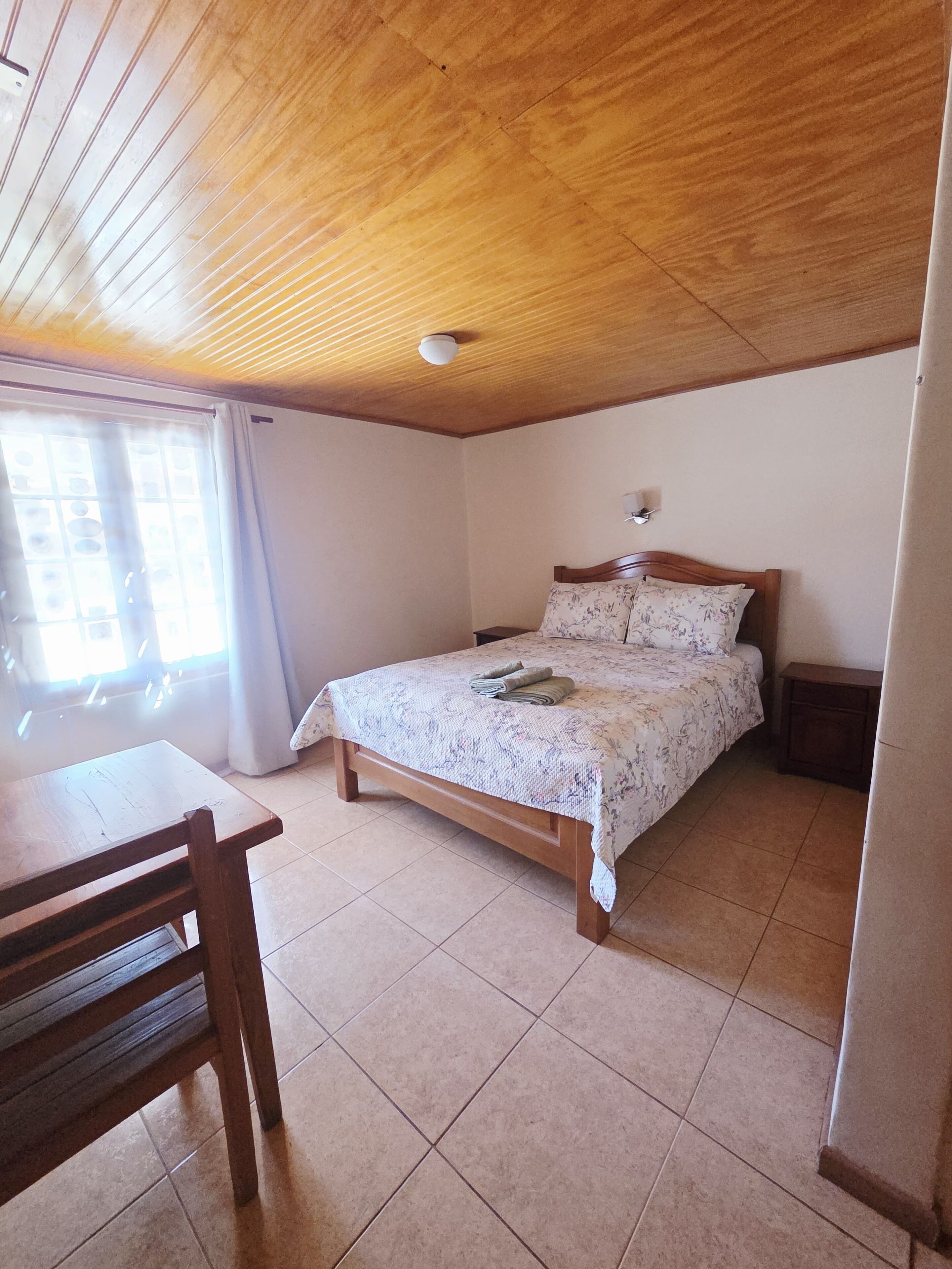 Espacio para trabajar con laptop y wifi gratis 