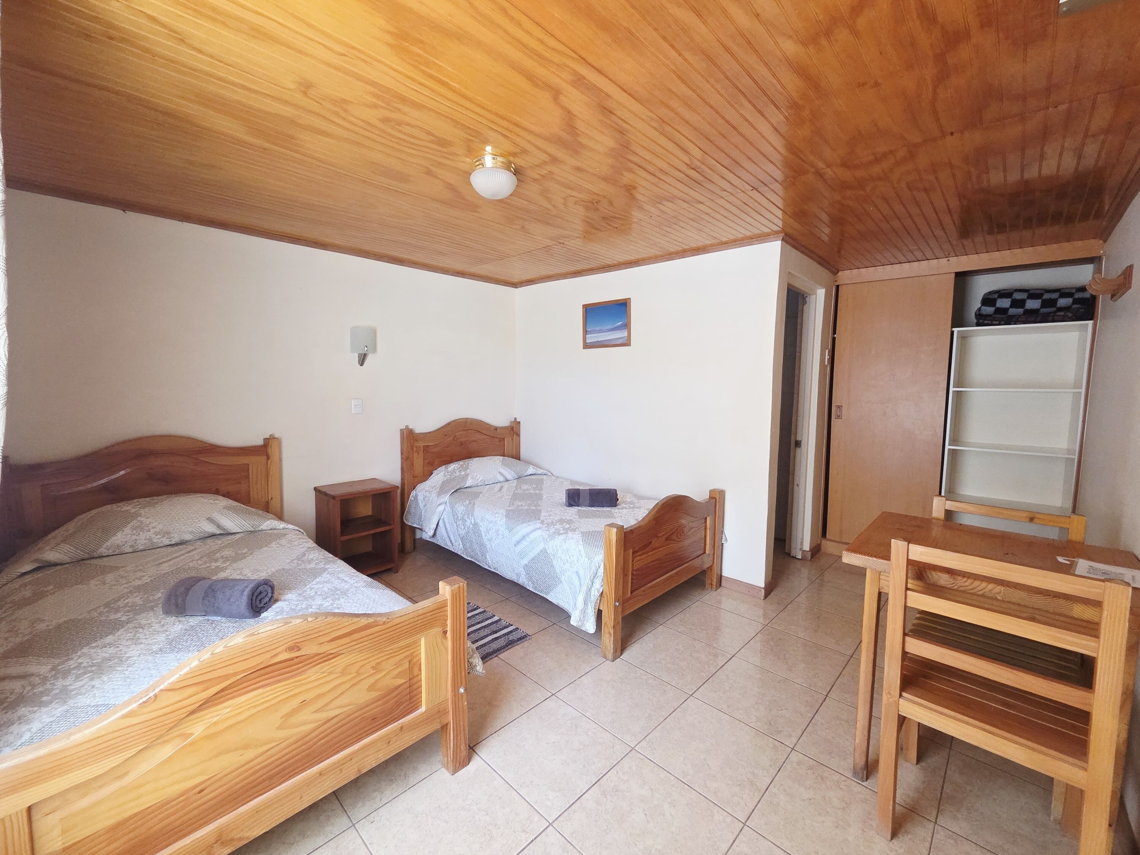 Espacio para trabajar con laptop y wifi gratis 