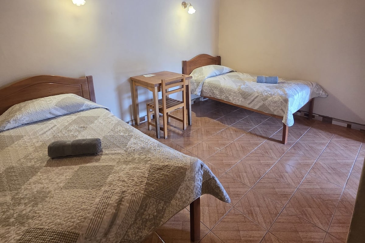 Kamar Triple, pemandangan halaman | Meja kerja, ruang kerja ramah laptop, dan Wi-Fi gratis