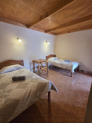 Habitación triple, vista al patio | Espacio para trabajar con laptop y wifi gratis 