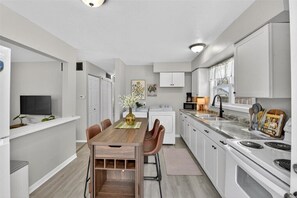 Private kitchen - Modern Toledo Retreat • Close to Downtown (Toledo)