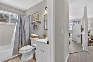 Hair dryer, towels, soap, toilet paper - Modern Toledo Retreat • Close to Downtown (Toledo)
