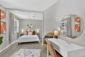 2 bedrooms, WiFi, bed sheets - Modern Toledo Retreat • Close to Downtown (Toledo)